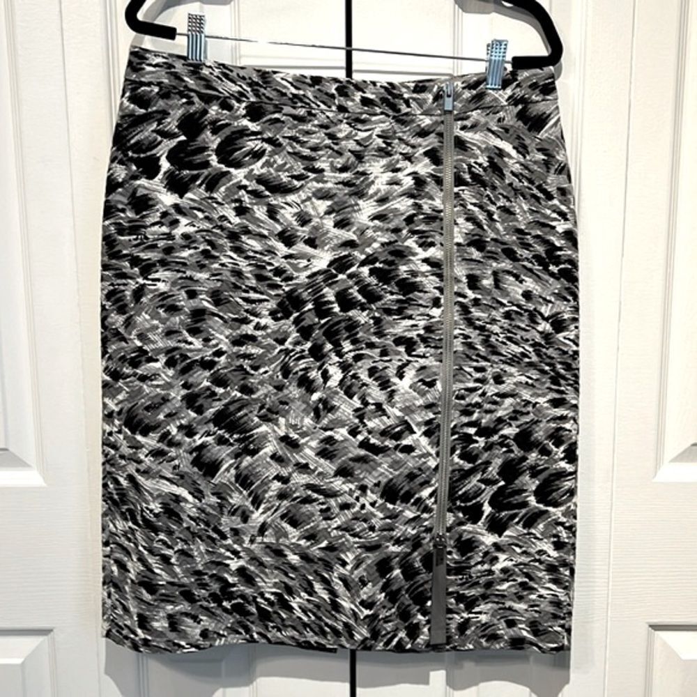 Talbots Black,‎ Grey, White Pattern Lined Skirt Size 14